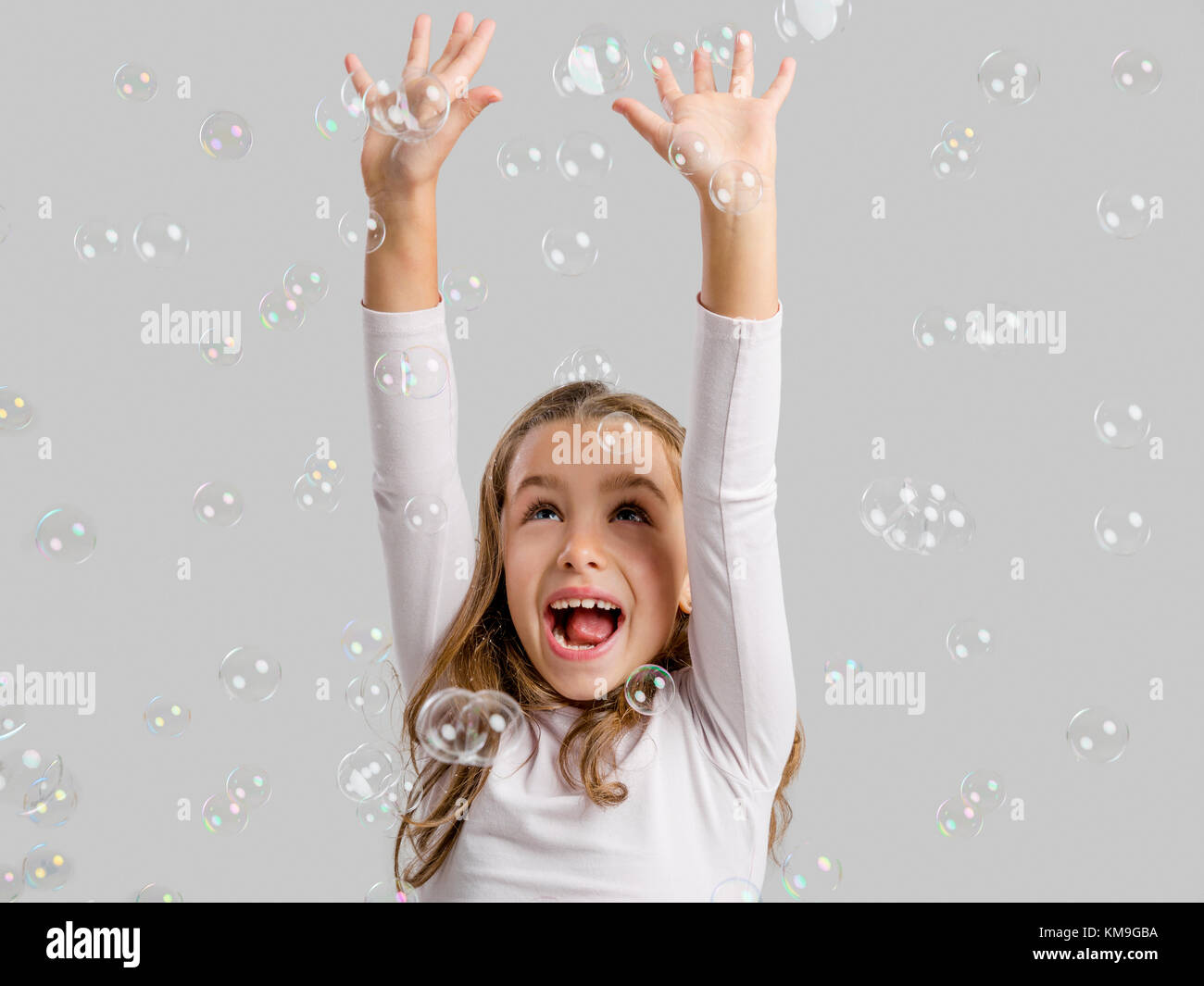 Niños jugando con burbujas fotografías e imágenes de alta resolución -  Página 4 - Alamy