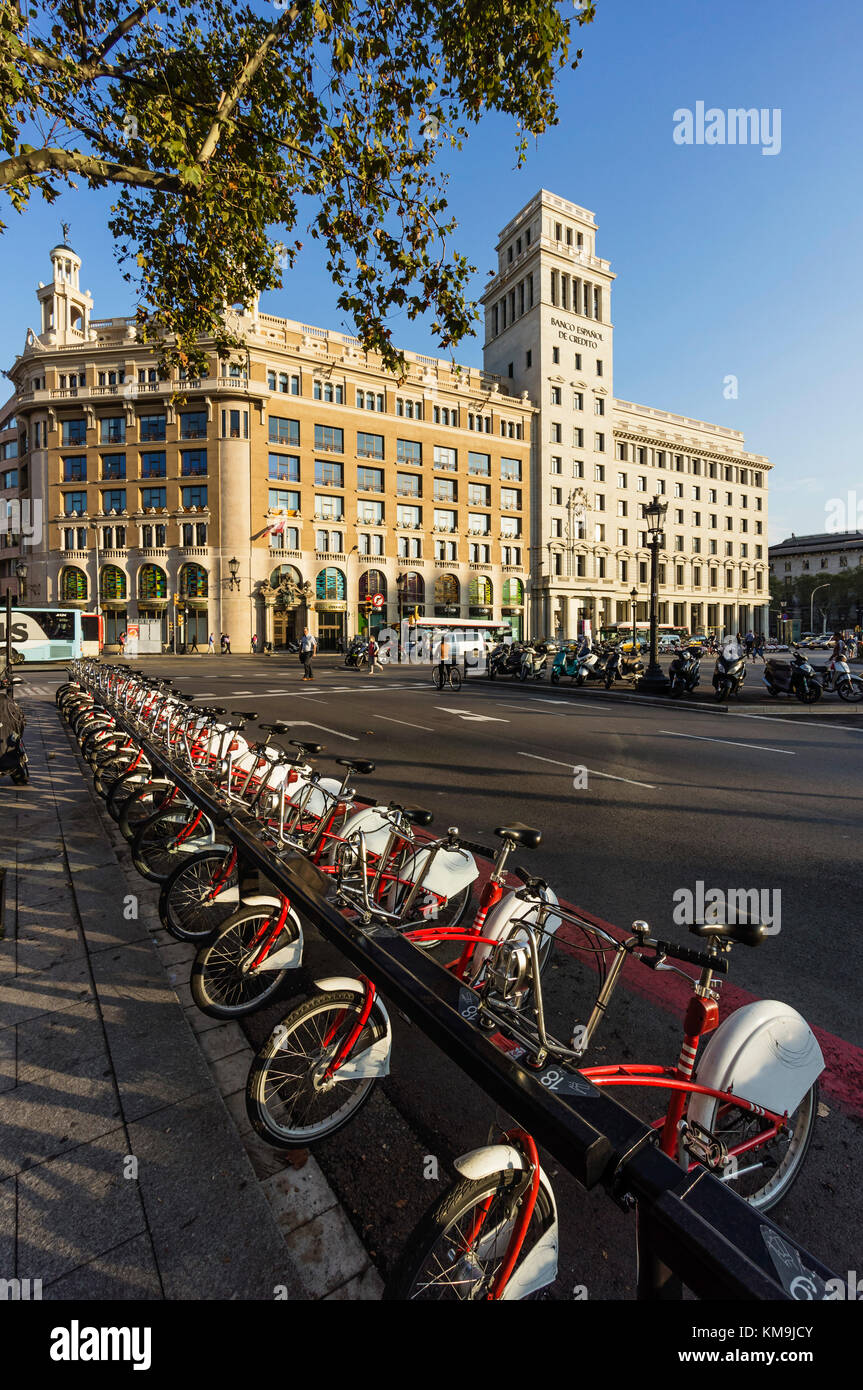 Plaza de Catalunya, Banco Espagna, Alquiler de bicicletas, Barcelona,  Cataluña, España Fotografía de stock - Alamy