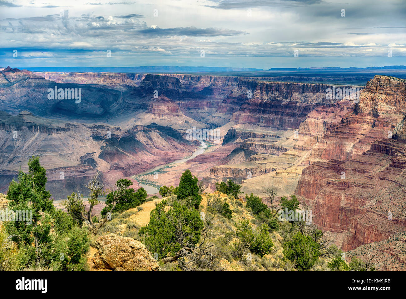 El parque nacional del Gran Cañón con vistas al paisaje de Arizona con el río colorado en la distancia. Bandas de capas de roca roja revelando millones de años de ge Foto de stock
