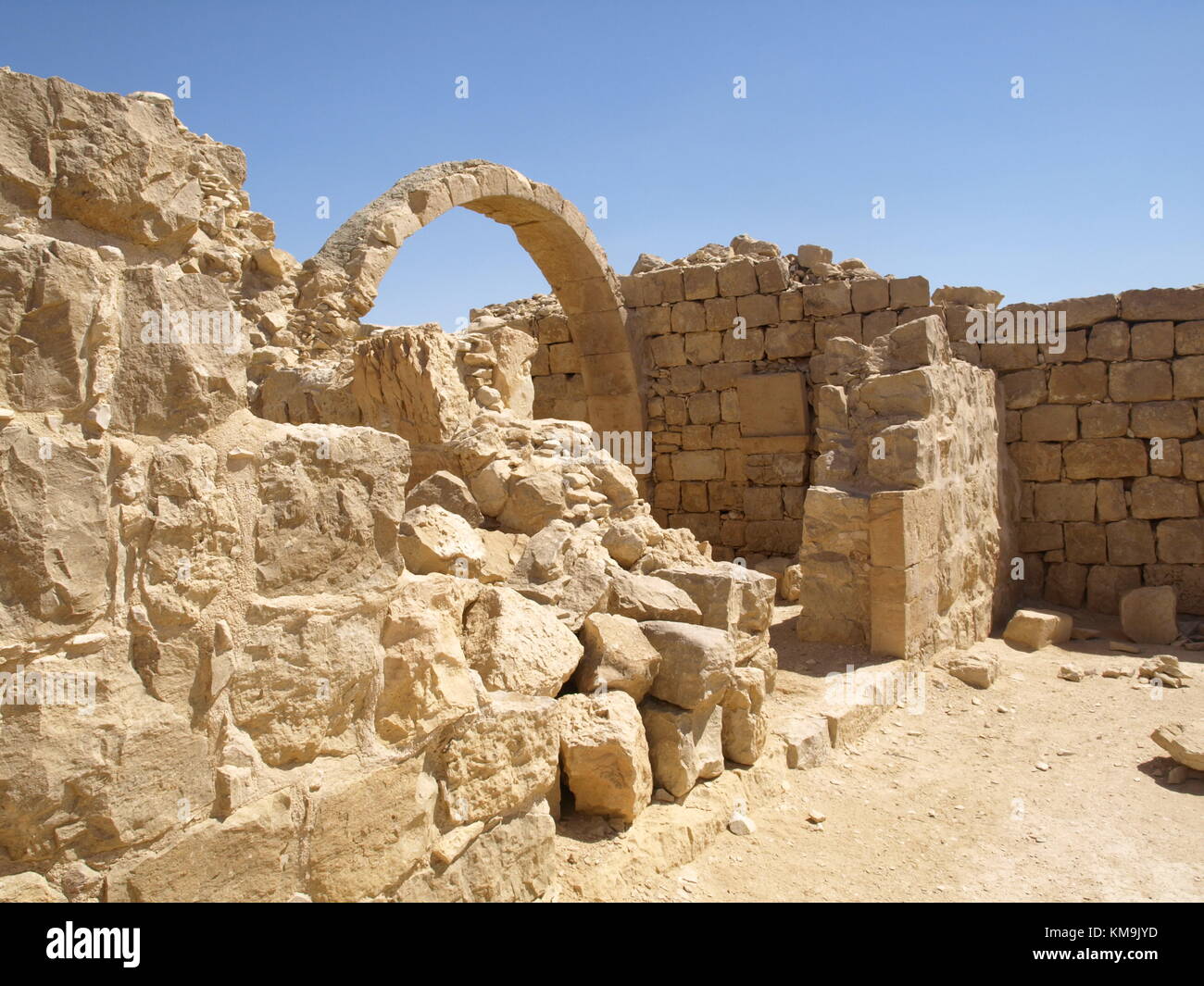 Antigua estructura en una ciudad antigua permanece en el desierto Foto de stock