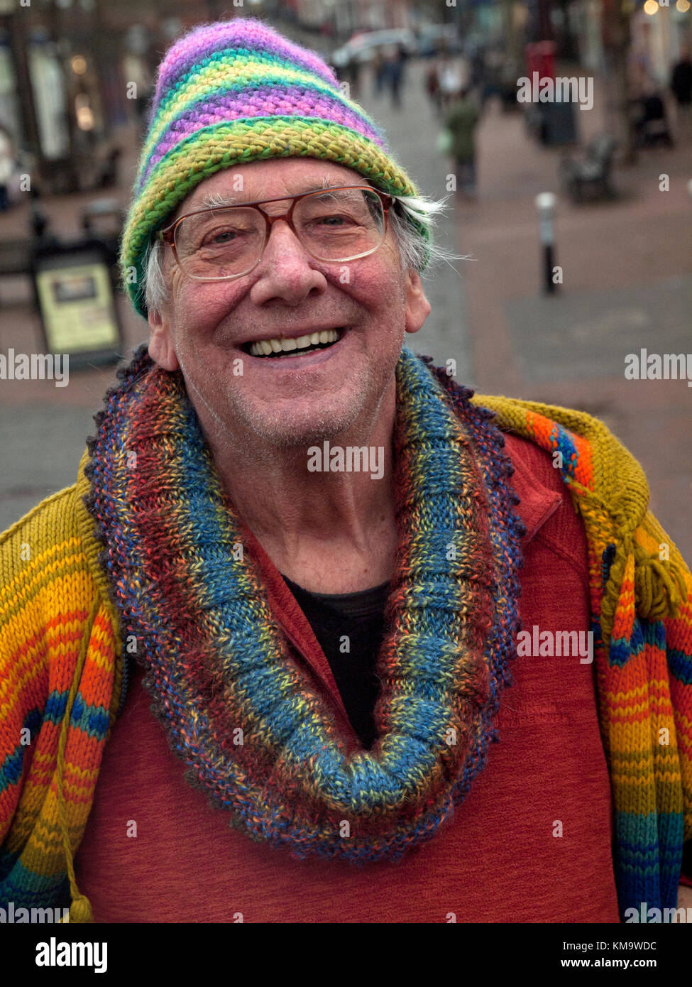 Un hombre feliz, ancianos hippy en Lewes, Sussex oriental Foto de stock