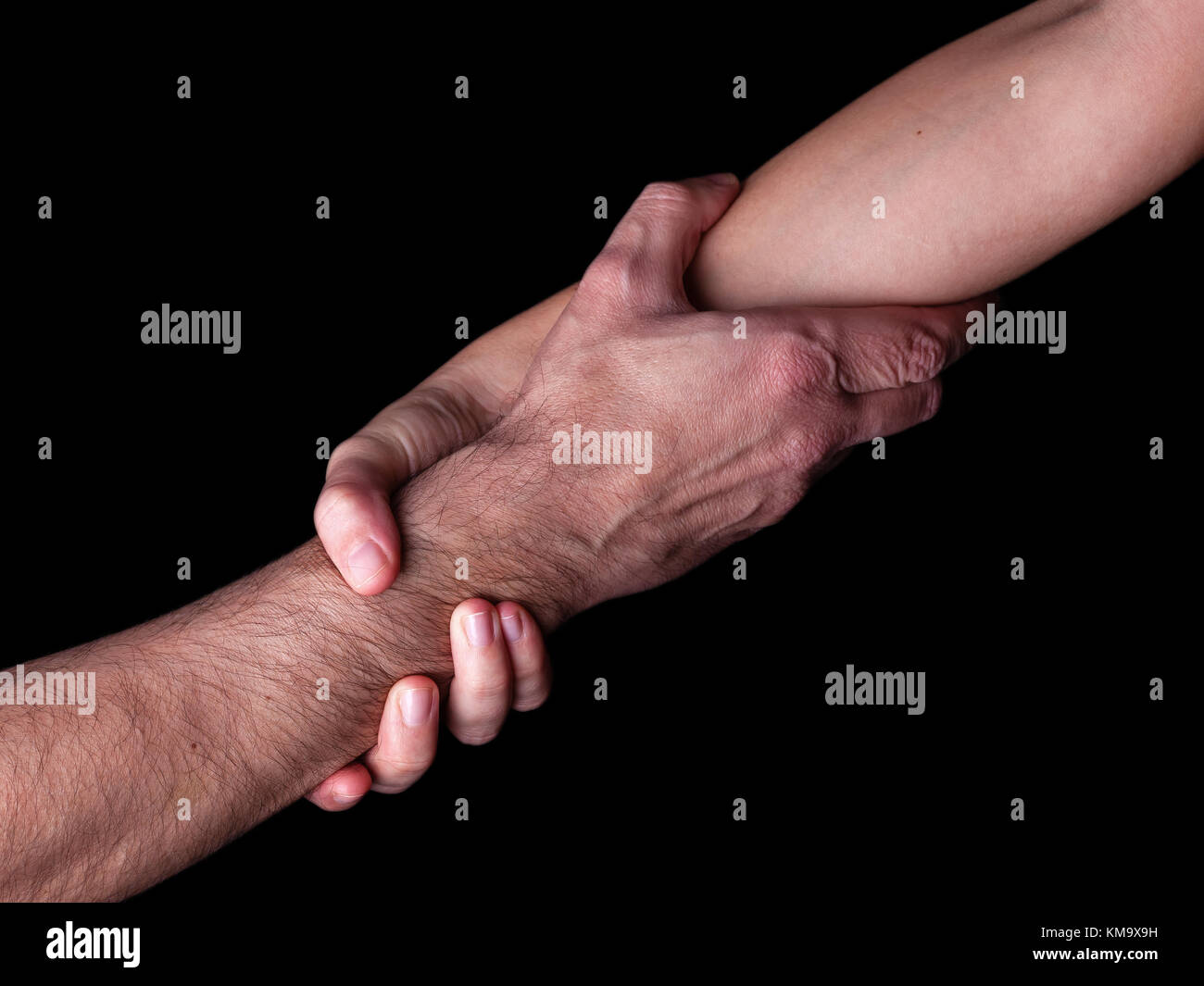 Mujer guardar salvamento y ayudando al hombre mediante la celebración de obsesiones o el antebrazo y la mano femenina tirando hacia arriba del brazo macho. concepto de amor, amistad, apoyo de rescate Foto de stock