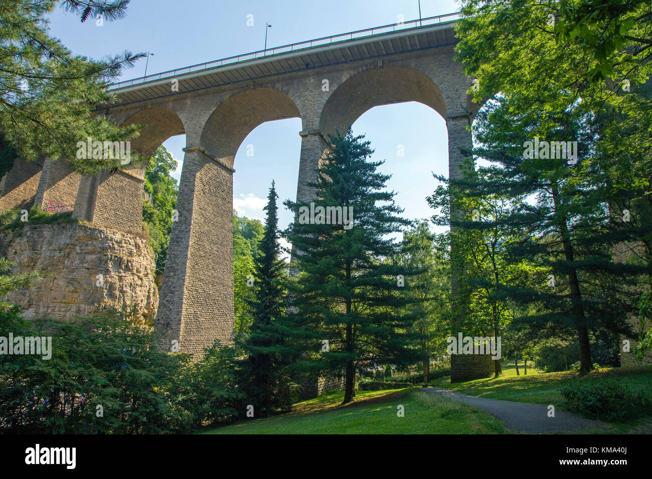 Viaducto, también conocido como pasarela o puente viejo, de la ciudad de Luxemburgo, Luxemburgo, Europa Foto de stock