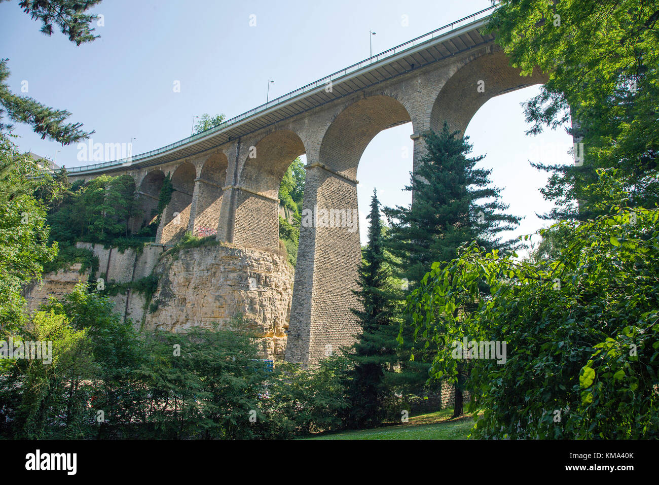 Viaducto, también conocido como pasarela o puente viejo, de la ciudad de Luxemburgo, Luxemburgo, Europa Foto de stock