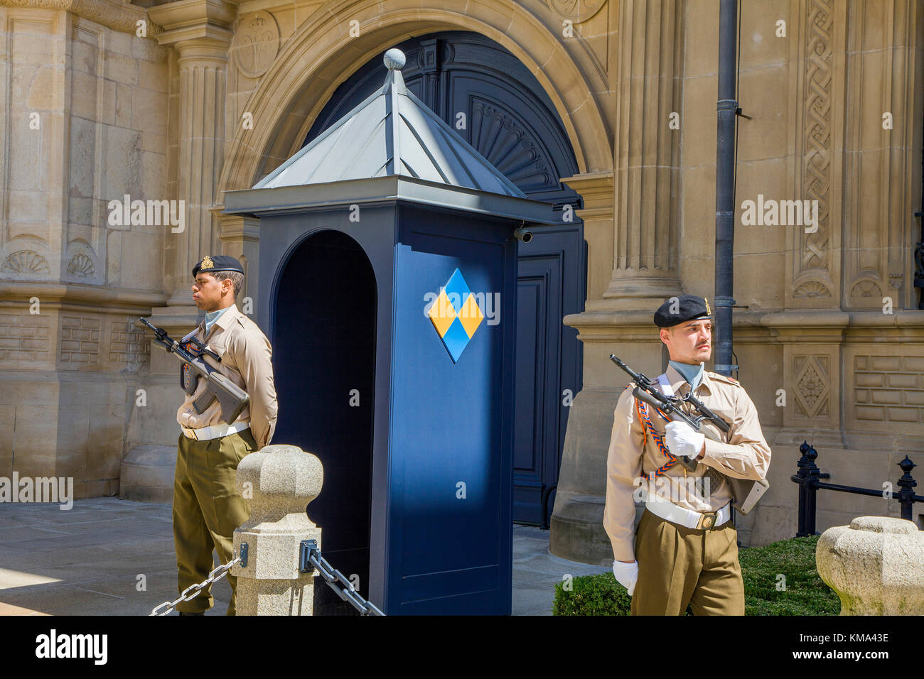 Guardias en el Palacio Gran Ducal, la ciudad de Luxemburgo, Luxemburgo, Europa Foto de stock