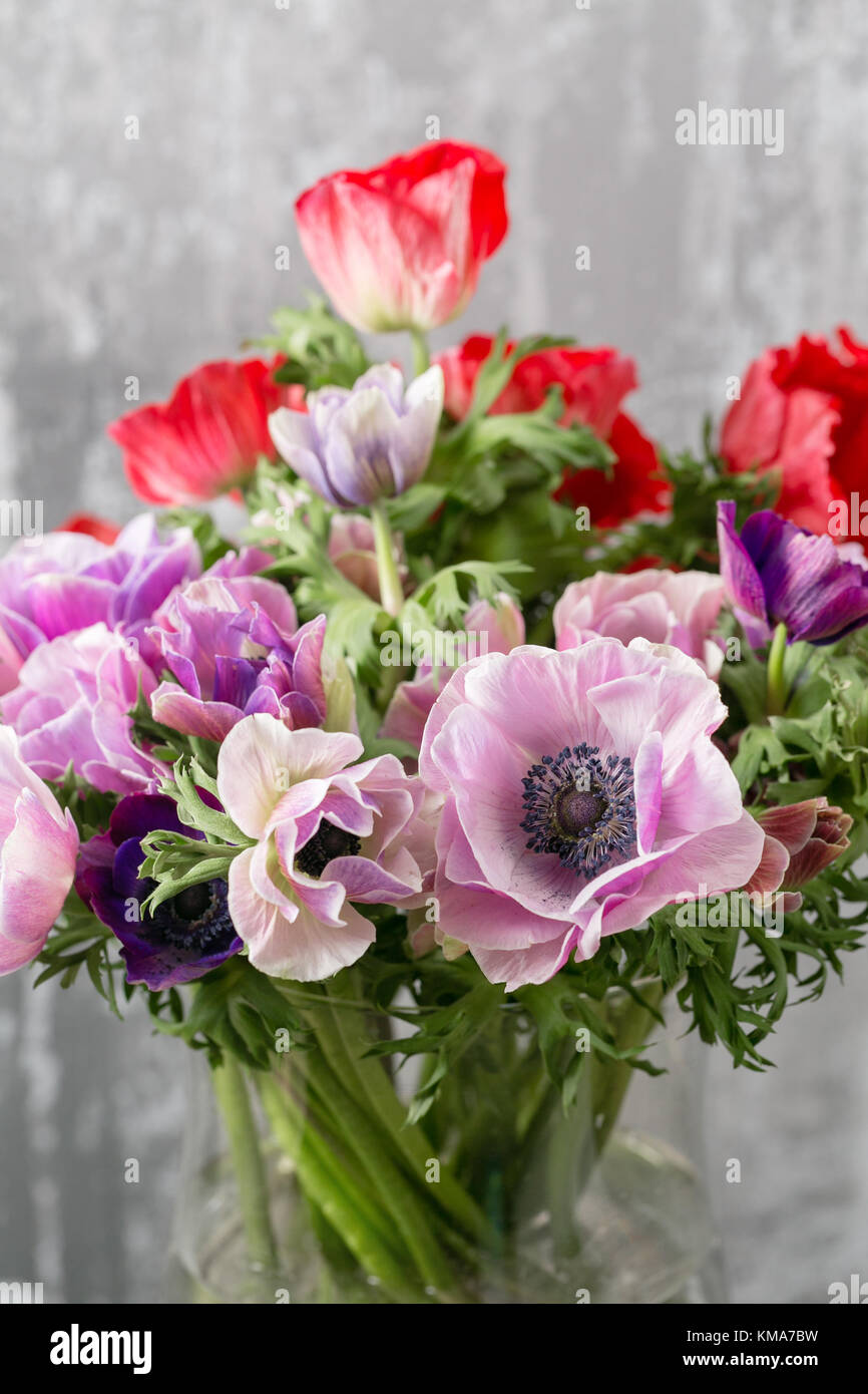 Bouquet de flores en un jarrón de anémonas mixta . El trabajo del florista  en una tienda de flores Fotografía de stock - Alamy
