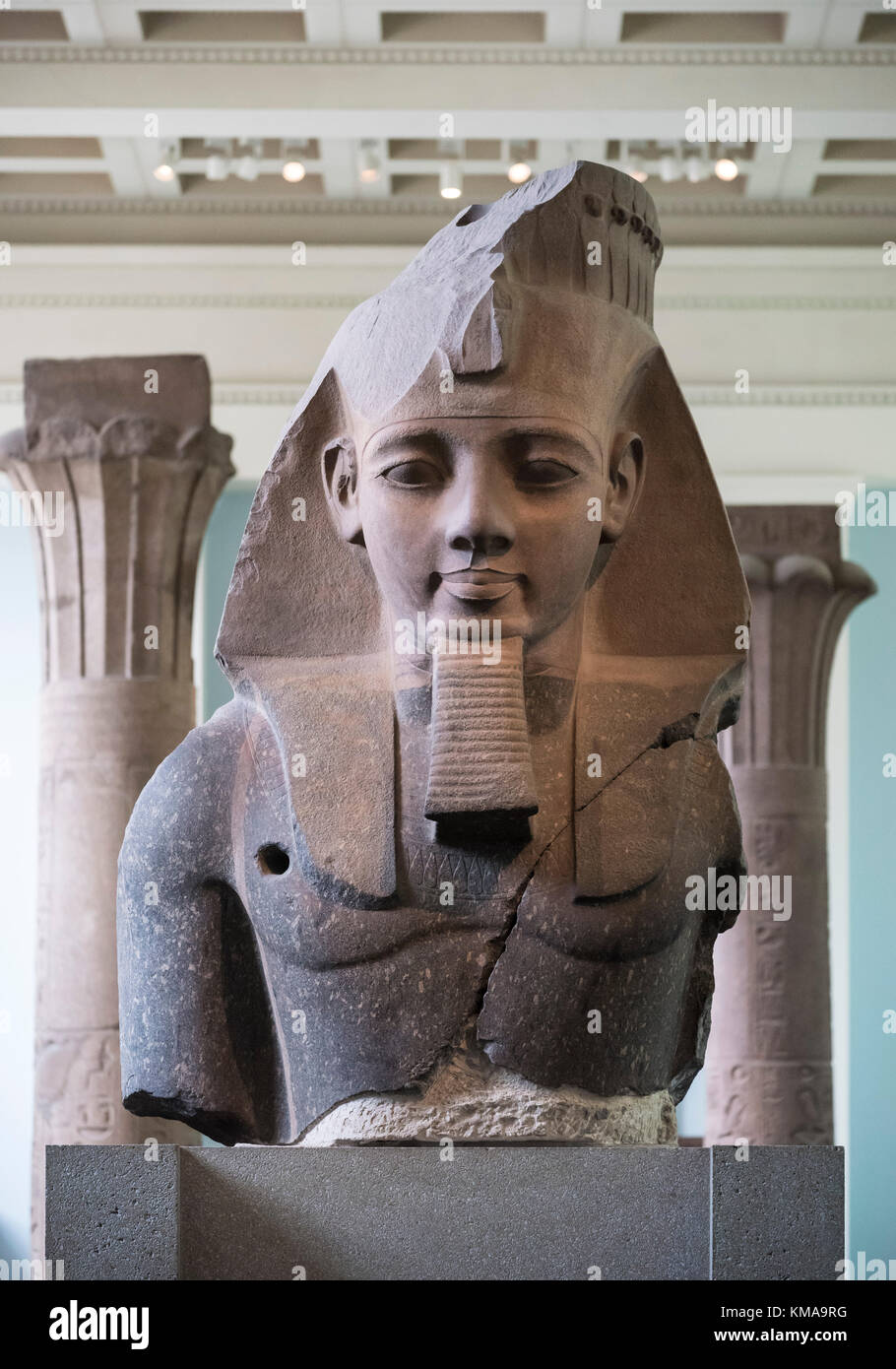 Londres. Inglaterra. Cabeza colosal del faraón egipcio Ramsés II, ca. 1250 B.C, Museo Británico. Foto de stock