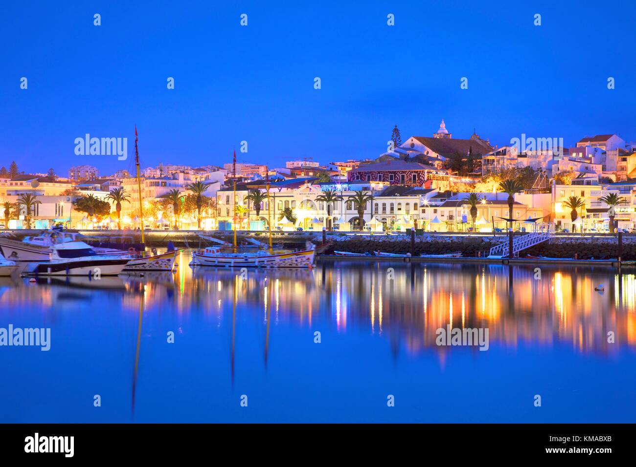 Puerto deportivo y la ciudad de Lagos en la noche, Lagos, Algarve  occidental, Algarve, Portugal, Europa Fotografía de stock - Alamy