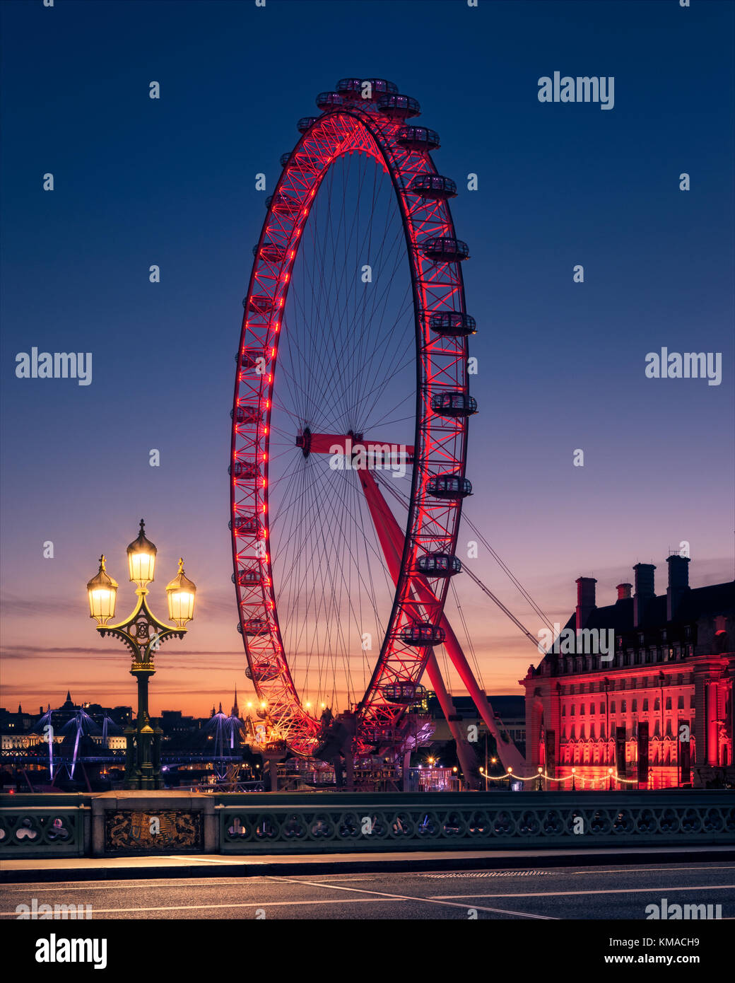 El London Eye y el puente de Westminster al amanecer. Foto de stock