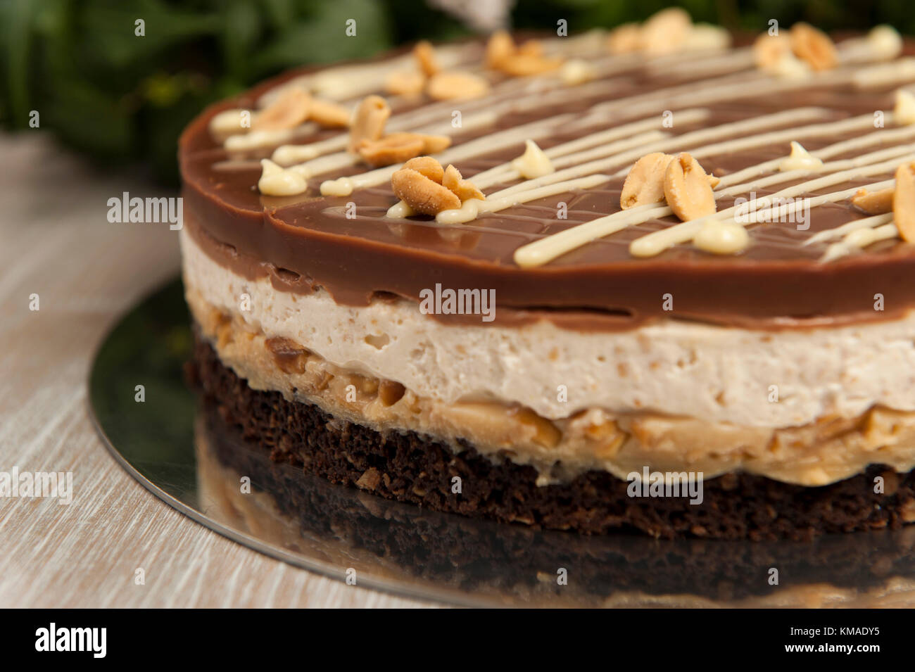Tarta de chocolate con maní, snickers pastel Fotografía de stock - Alamy