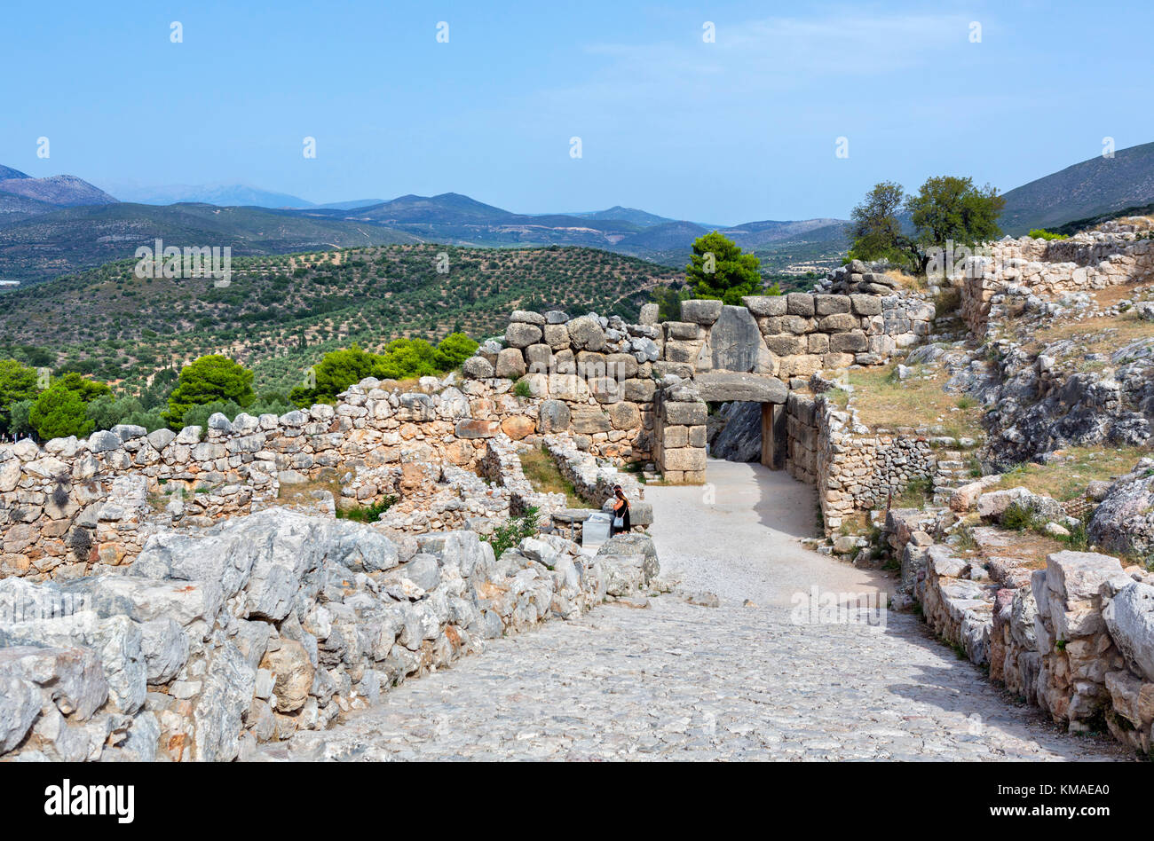 Vista sobre el sitio arqueológico de Micenas con la puerta de los leones en el primer plano, Mikines, Peloponeso, Grecia Foto de stock