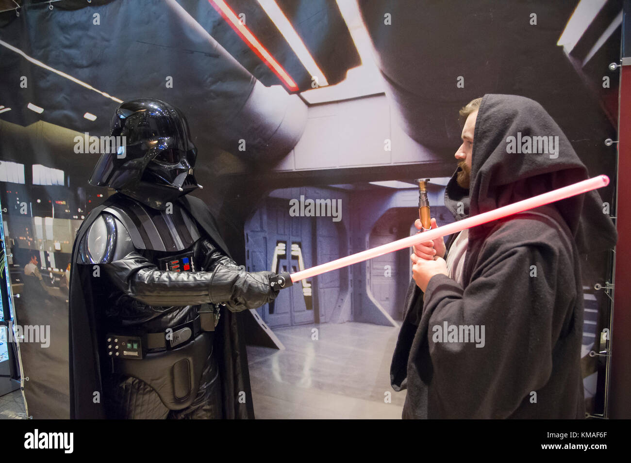 Coincidencia por favor no lo hagas mayor Fans de Star Wars, vestido como Darth Vader y Obi-Wan Kenobi Jedi Knight  combates en un famoso duelo de Star Wars: Episodio IV: Una nueva esperanza  de película durante un Fotografía de