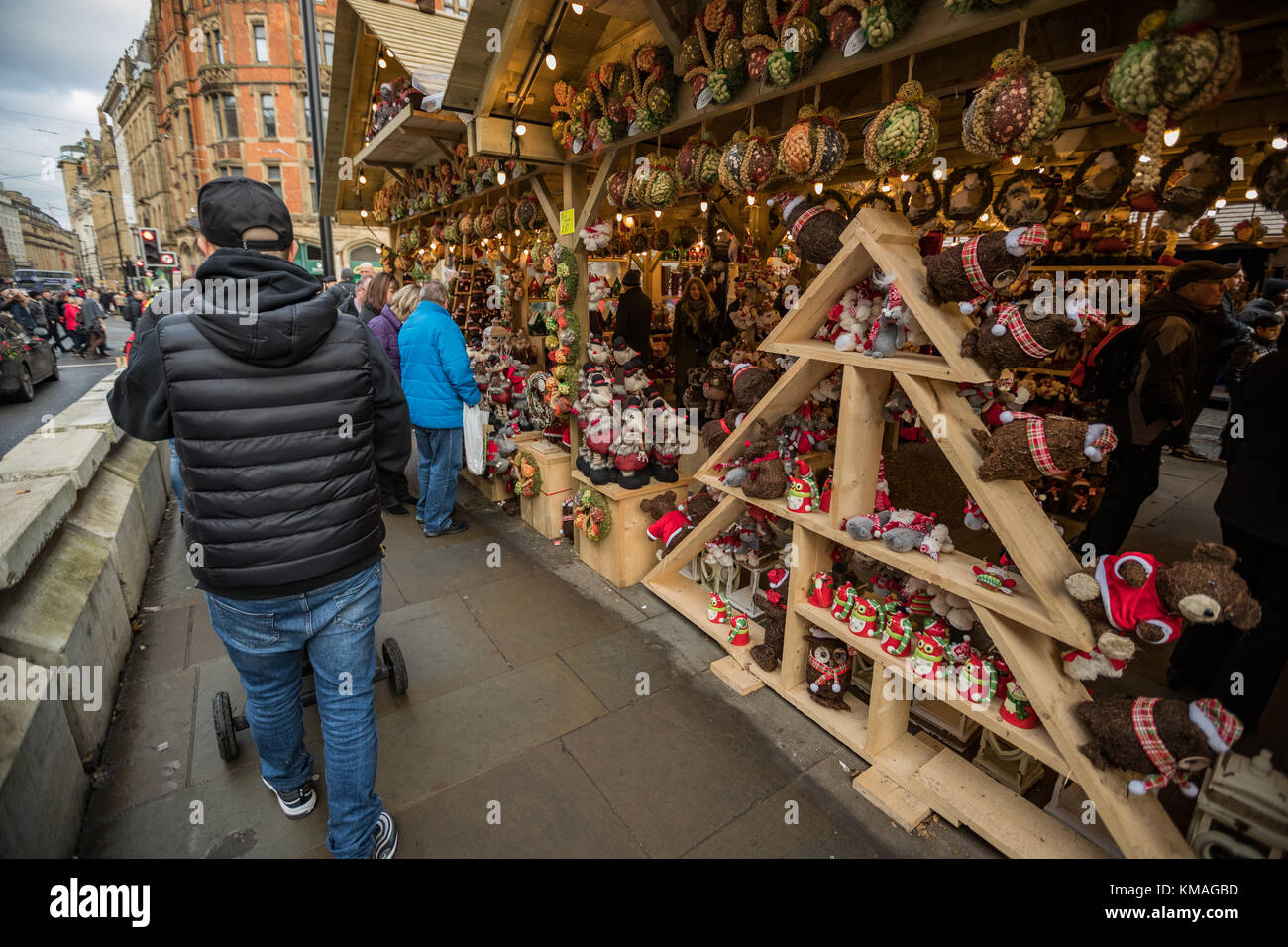 Los compradores y los juerguistas en Manchester los mercados de Navidad alrededor de la ciudad, Manchester, Inglaterra, Reino Unido. Foto de stock