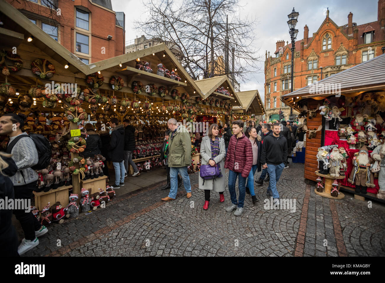 Los compradores y los juerguistas en Manchester los mercados de Navidad alrededor de la ciudad, Manchester, Inglaterra, Reino Unido. Foto de stock
