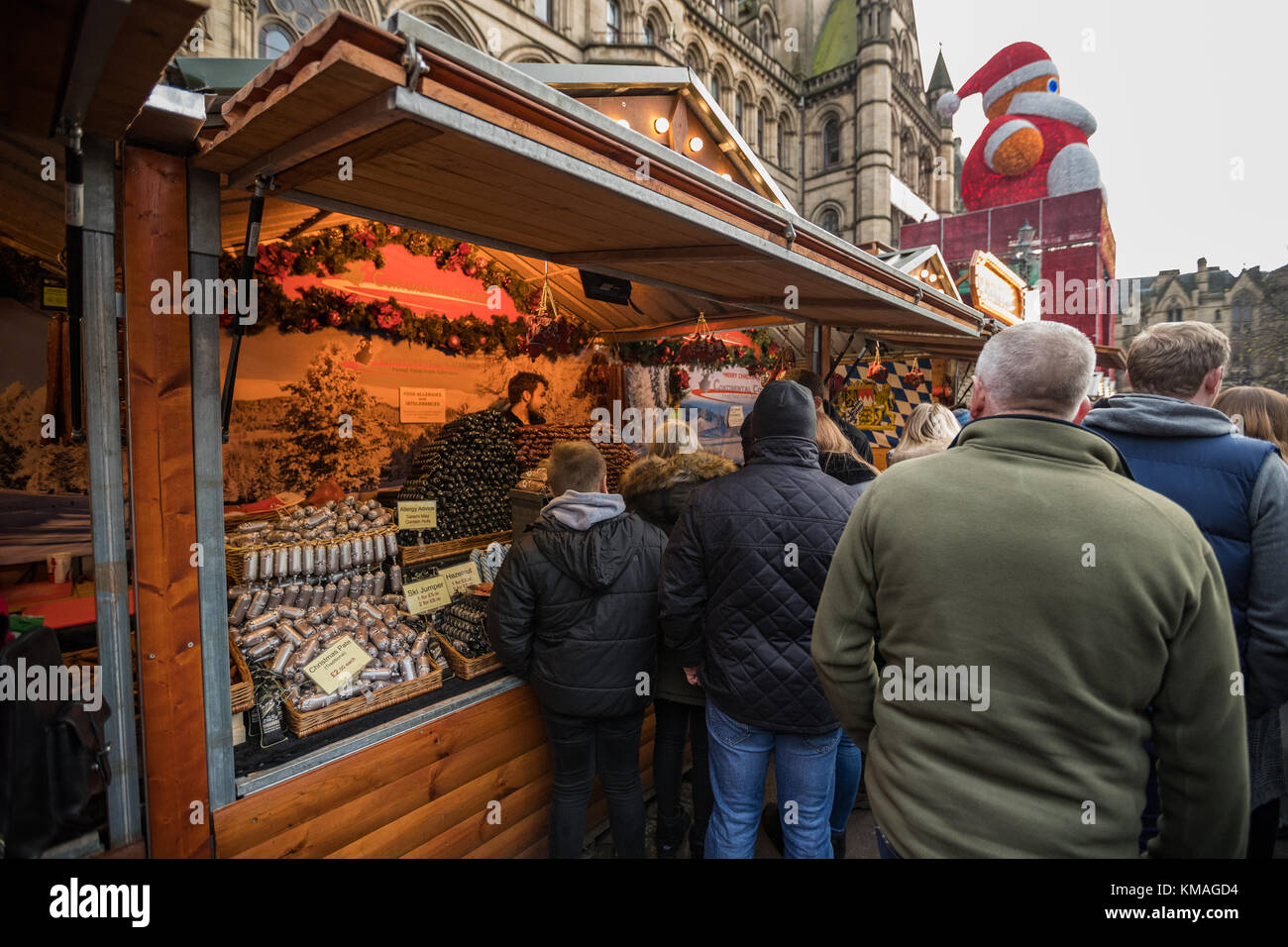 Puesto en el mercado los trabajadores sirviendo comida a los clientes en los mercados de Navidad de Manchester alrededor de la ciudad, Manchester, Inglaterra, Reino Unido. Foto de stock