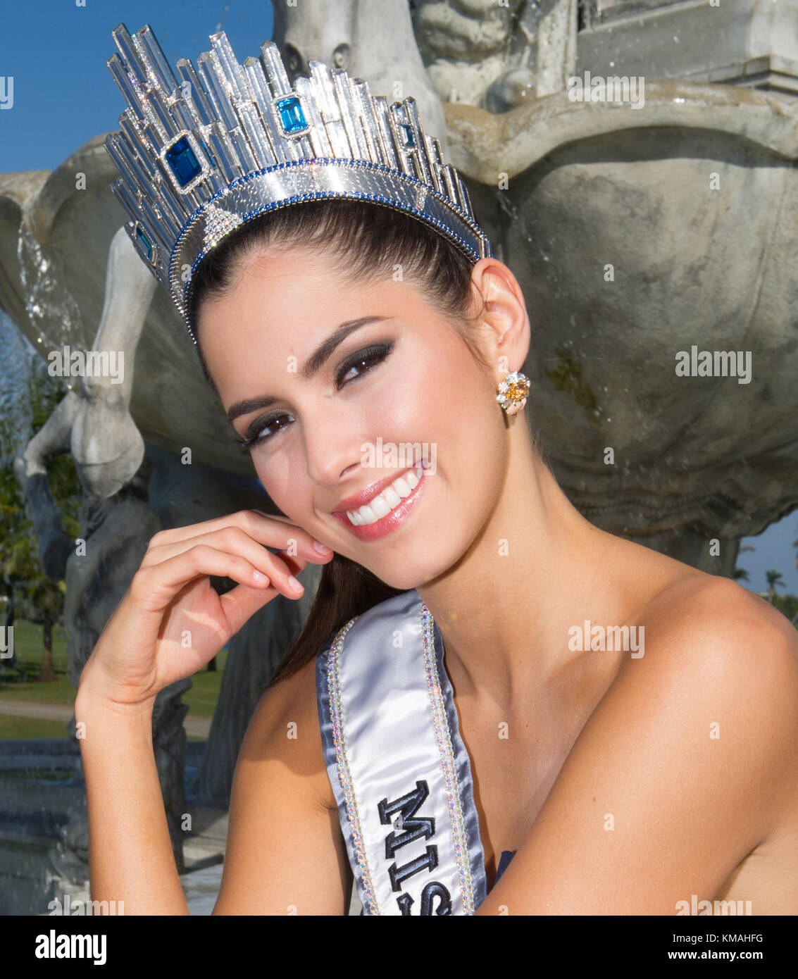 Doral, FL - 26 de enero: Miss Universo 2014 paulina vega plantea un día después de ganar la 63 edición anual de Miss Universo en el Trump national doral en enero 26, 2015 en Doral, Florida. Personas: Miss Universo paulina vega Foto de stock