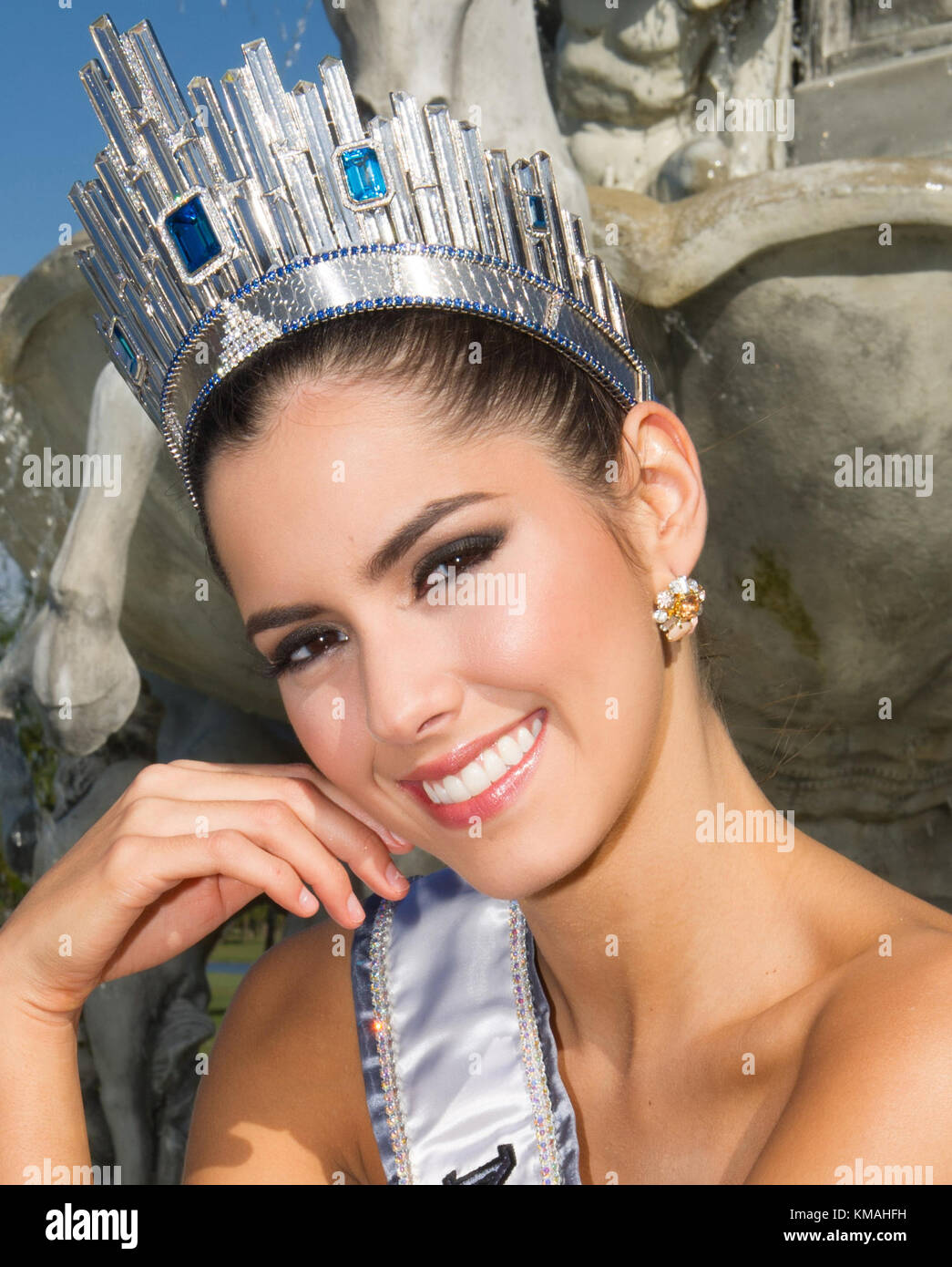 Doral, FL - 26 de enero: Miss Universo 2014 paulina vega plantea un día después de ganar la 63 edición anual de Miss Universo en el Trump national doral en enero 26, 2015 en Doral, Florida. Personas: Miss Universo paulina vega Foto de stock