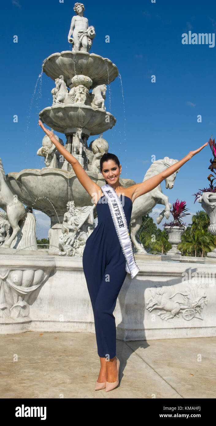 Doral, FL - 26 de enero: Miss Universo 2014 paulina vega plantea un día después de ganar la 63 edición anual de Miss Universo en el Trump national doral en enero 26, 2015 en Doral, Florida. Personas: Miss Universo paulina vega Foto de stock