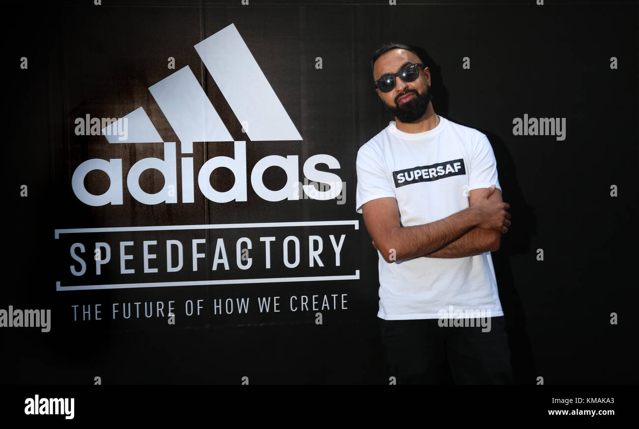 Tecnología Influencer Saf (Safwan Ahmedmia) plantea con Adidas velocidad formadores de fábrica en AM4LDN evento Oct 18, 2017 en de stock - Alamy