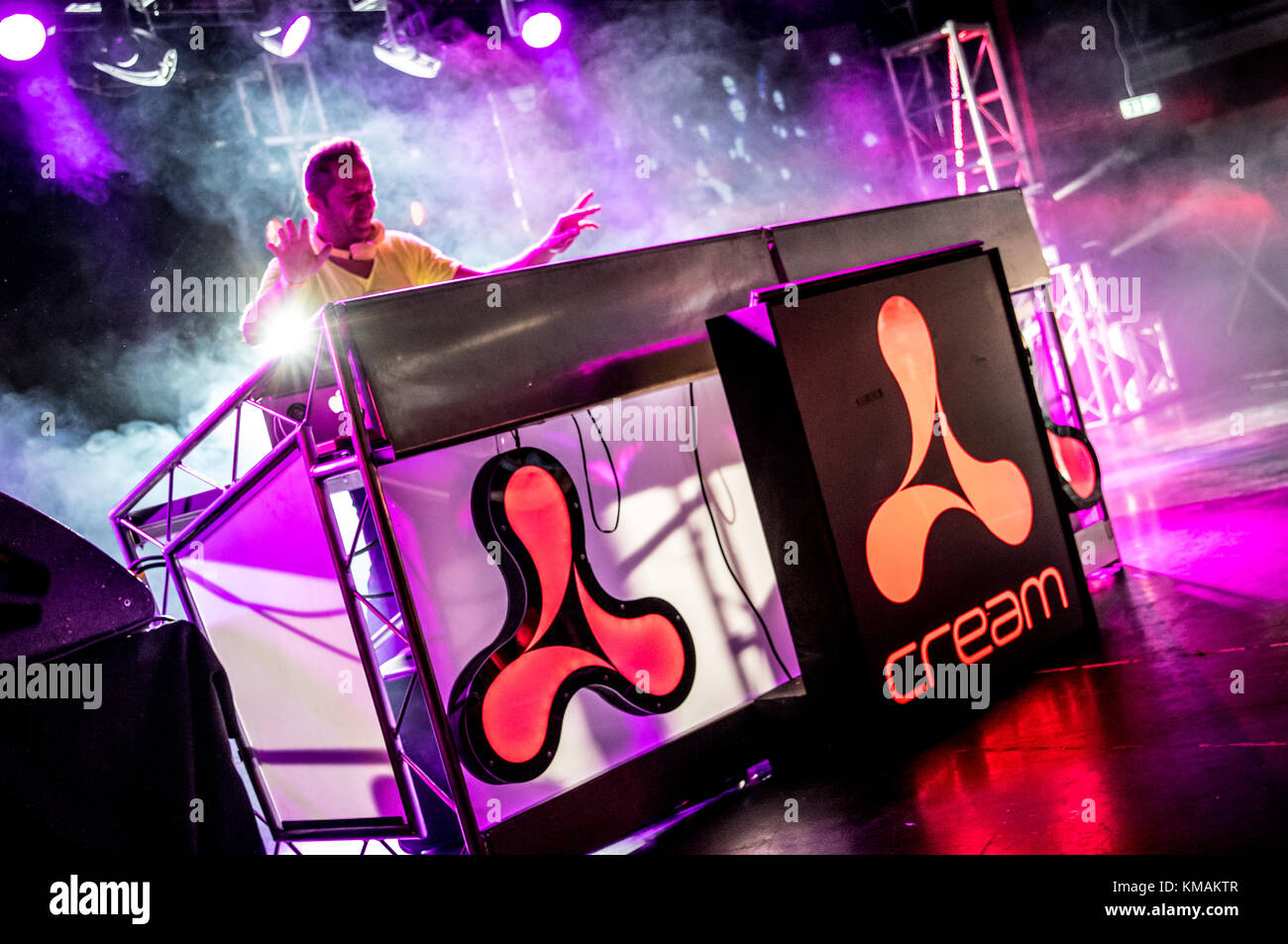 Cabina de DJ en un club nocturno Fotografía de stock - Alamy