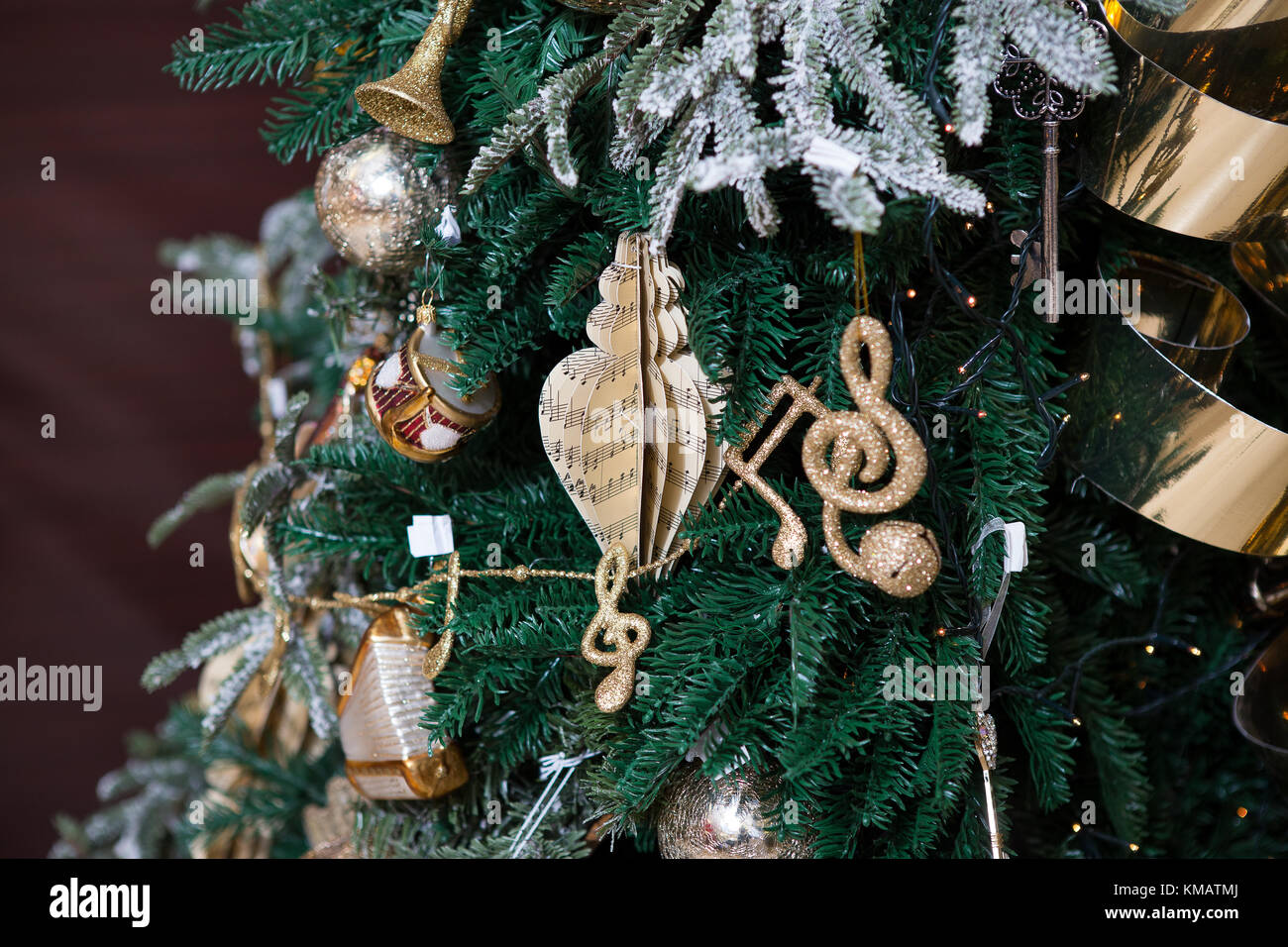 Árbol de navidad con decoración en un tema musical. juguete en forma de notas  musicales Fotografía de stock - Alamy