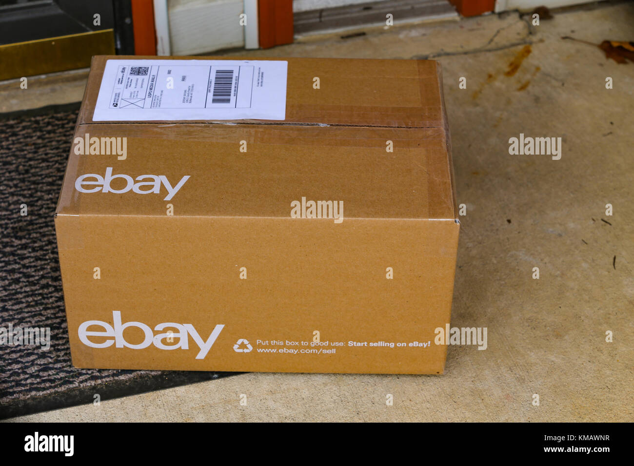 Lancaster, PA, USA - Diciembre 4, 2017: Un paquete de ebay entregada a un  delantero de la puerta residencial Fotografía de stock - Alamy