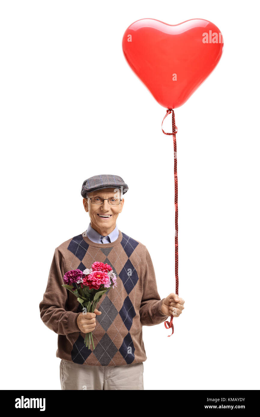 Anciano con un ramo de flores y un globo en forma de corazón aislado sobre fondo blanco. Foto de stock