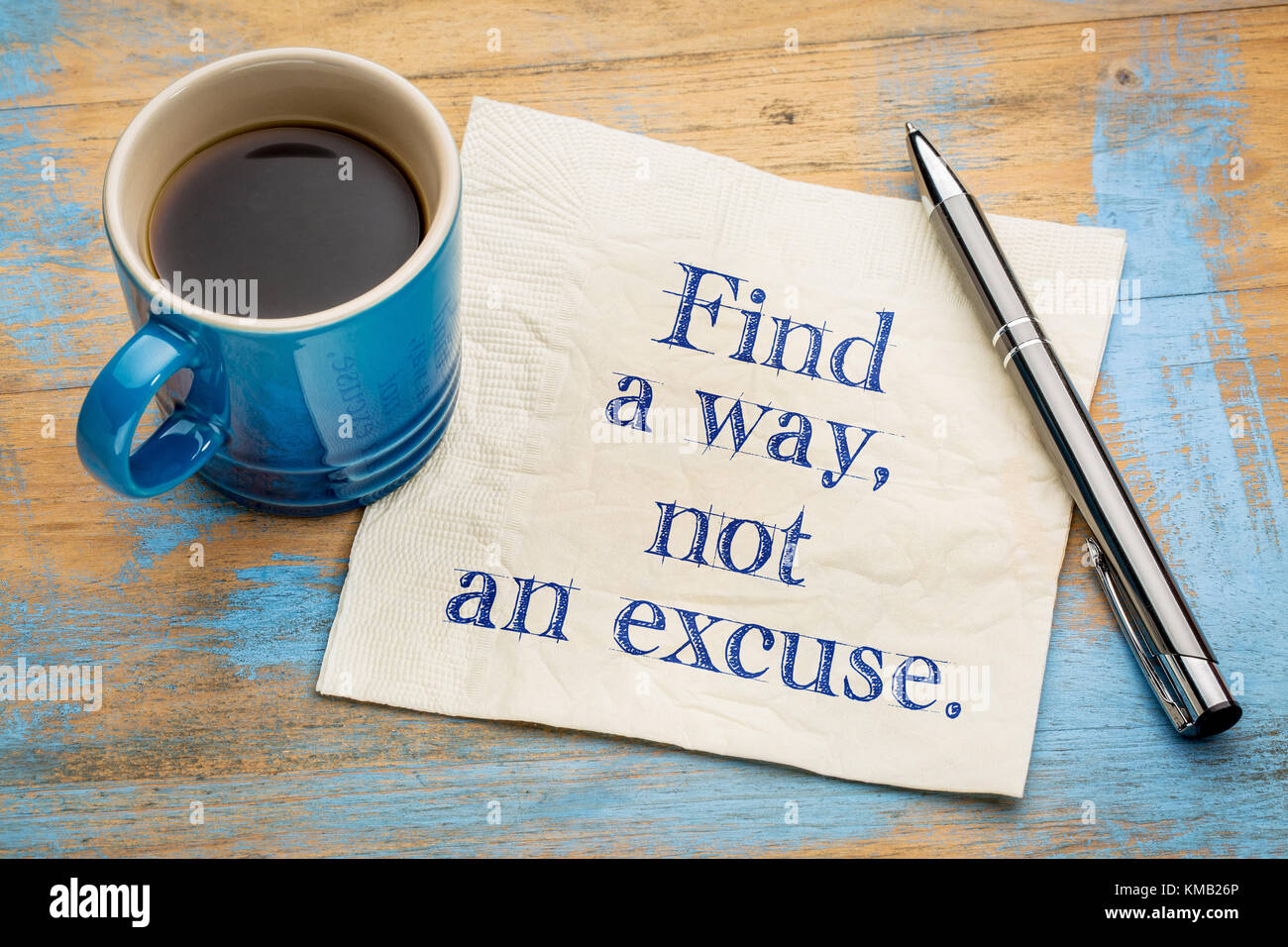 Encontrar un camino, no una excusa - inspirador de la escritura a mano en una servilleta con una taza de café espresso Foto de stock