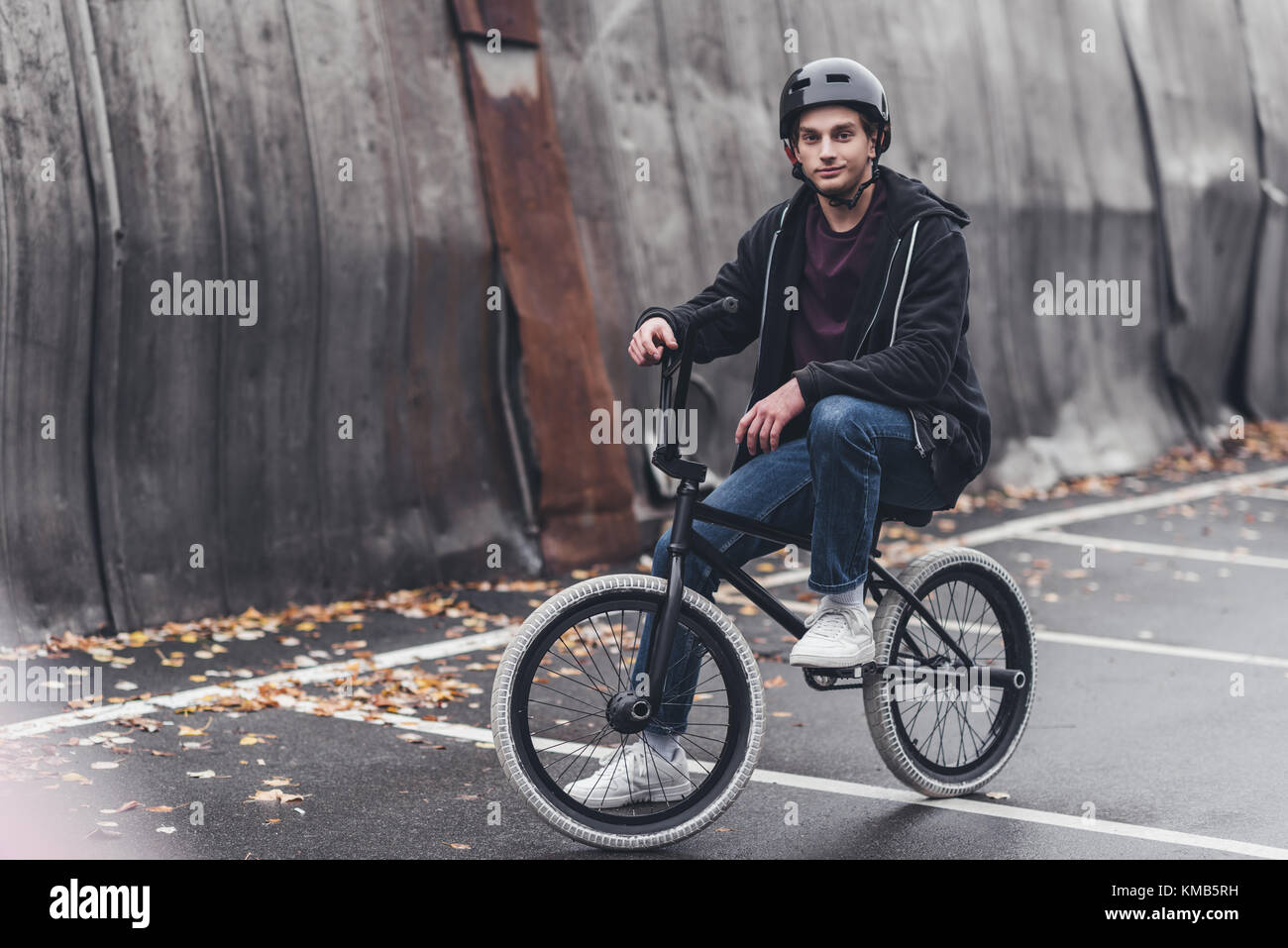 Joven ciclista de BMX Foto de stock