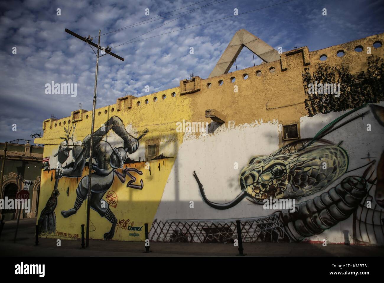Centro de Hermosillo conserva algunos edificios de la época colonial y la época de la Revolución Mexicana y la historia local y regional de Sonora. Se está deteriorando Arquitectra y olvidado en algunas casas o edificios. Este lugar es parte de la vida cotidiana en la capital de Sonora. Estos barrios se establecieron alrededor de la icónica cerro de la campana en 1780, en ese momento la ciudad se llamaba Villas del Pitic. La avenisa Serdan y calle Hidalgo son el centro de la ciudad, así como el cantón El Gran Taco ahora Barra Hidalgo y Club Obregón Foto: LuisGutierrez / NorthPhoto.com Foto de stock