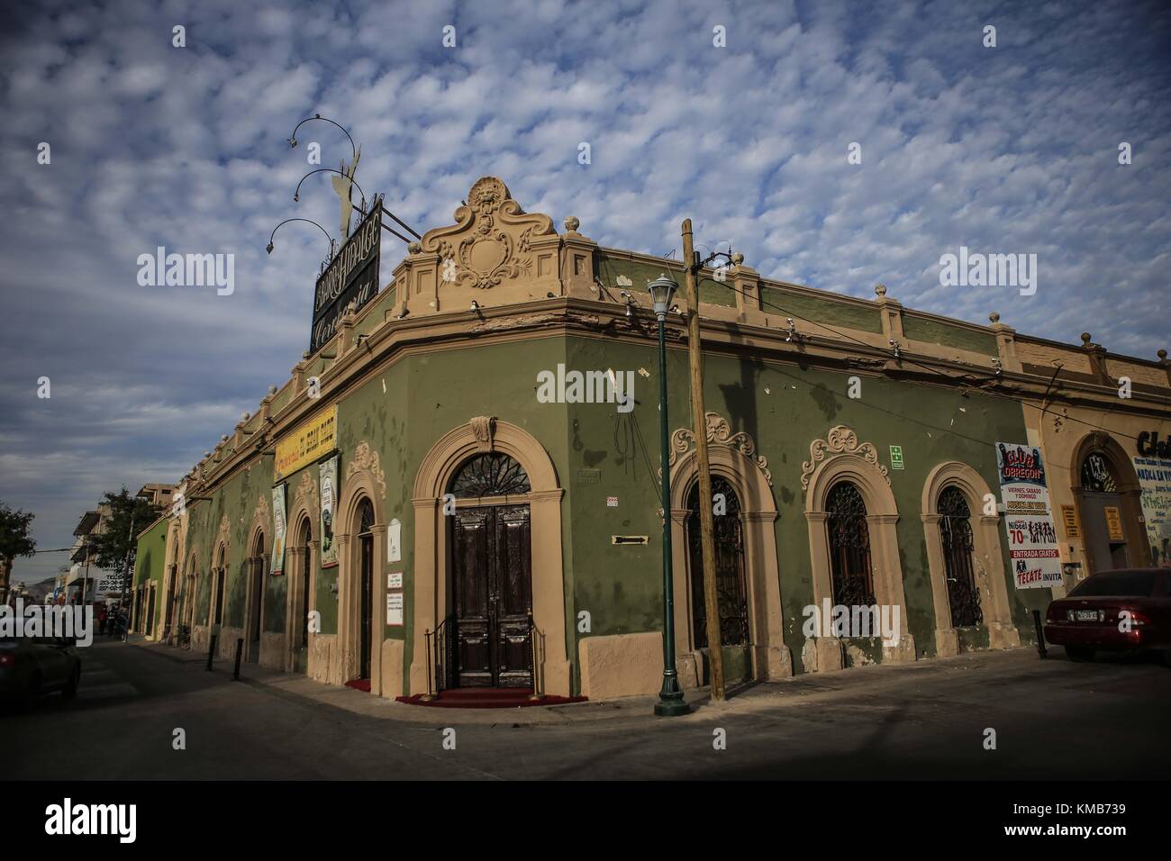 Centro de Hermosillo conserva algunos edificios de la época colonial y la época de la Revolución Mexicana y la historia local y regional de Sonora. Se está deteriorando Arquitectra y olvidado en algunas casas o edificios. Este lugar es parte de la vida cotidiana en la capital de Sonora. Estos barrios se establecieron alrededor de la icónica cerro de la campana en 1780, en ese momento la ciudad se llamaba Villas del Pitic. La avenisa Serdan y calle Hidalgo son el centro de la ciudad, así como el cantón El Gran Taco ahora Barra Hidalgo y Club Obregón Foto: LuisGutierrez / NorthPhoto.com Foto de stock