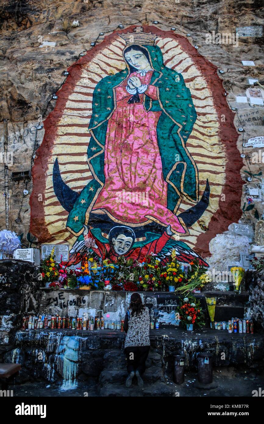 Peregrinación de los creyentes, fiel y dedicado a la Virgen de Guadalupe,  Madre de Jesucristo. Decenas de miles se utilizan año tras año a visitar  una gran pintura de la Virgen se