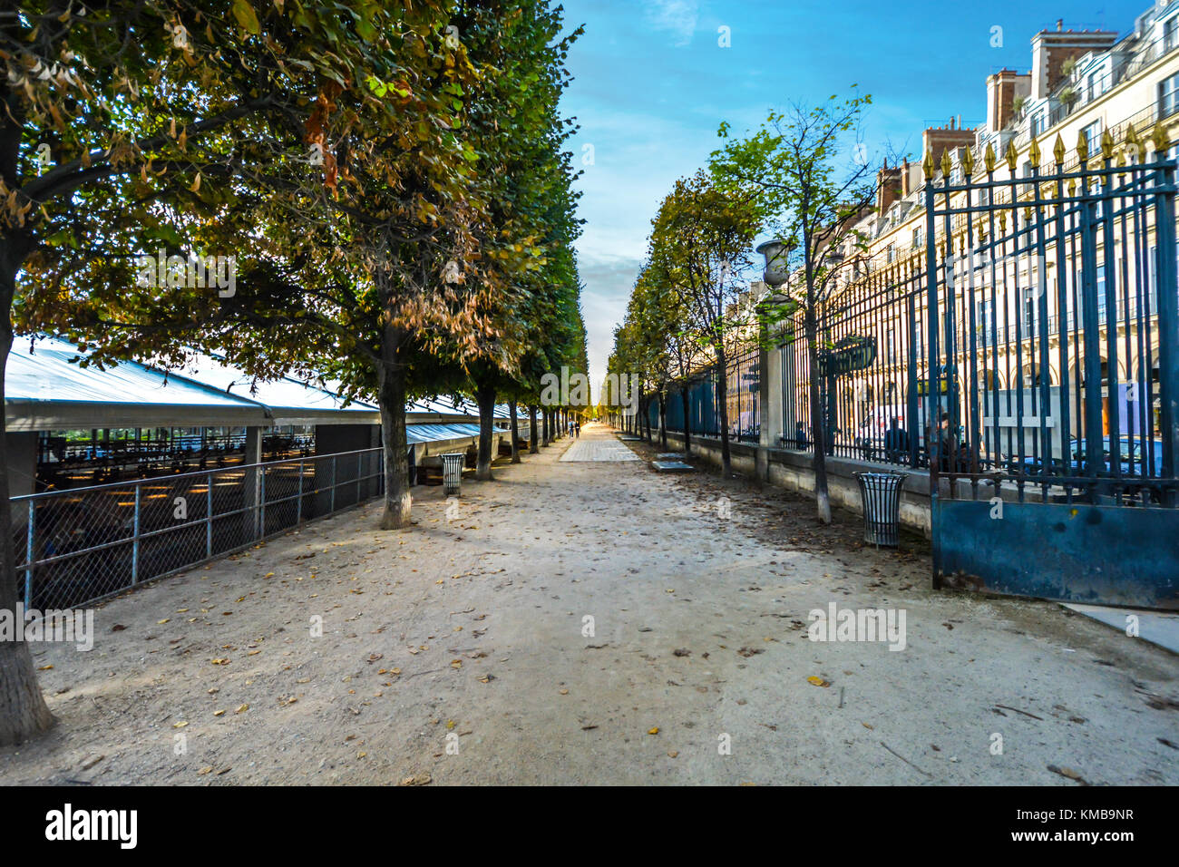 La puerta de entrada a los Jardines de las Tullerías, o el Jardín de las Tullerías en un soleado día de principios de otoño en París Francia Foto de stock