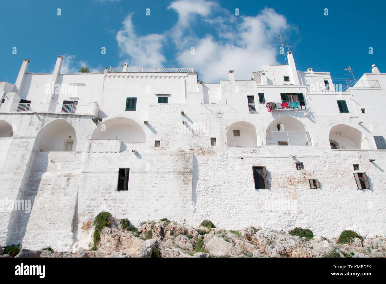 Murallas fortificadas y edificios tradicionales en Ostuni (Apulia, Italia), también llamada como "la ciudad blanca". Foto de stock