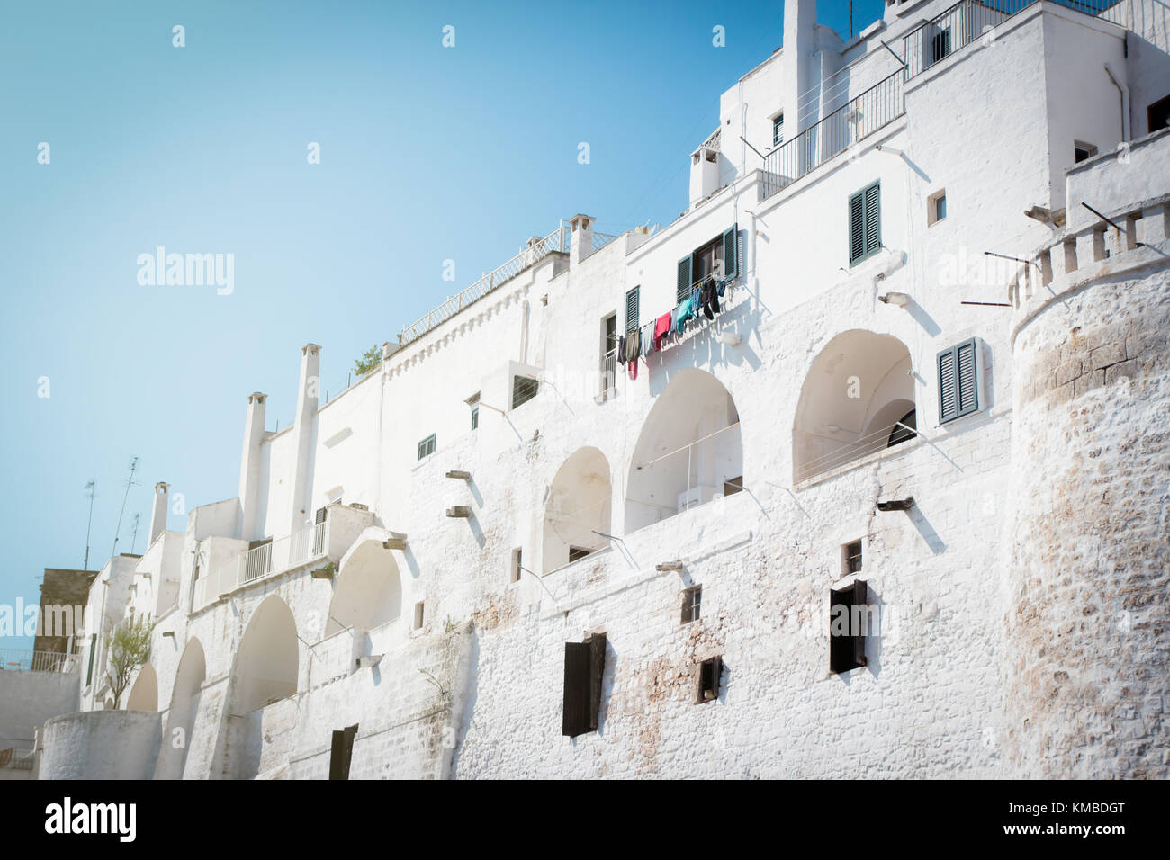 Murallas fortificadas y edificios tradicionales en Ostuni (Apulia, Italia), también llamada como "la ciudad blanca". Foto de stock