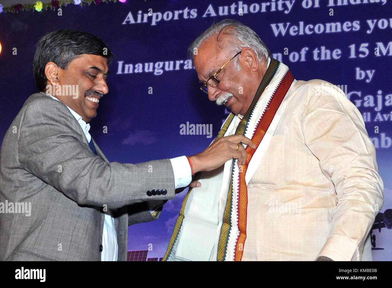 Ministro de la aviaci n civil p ashok gajapathi raju derecha con