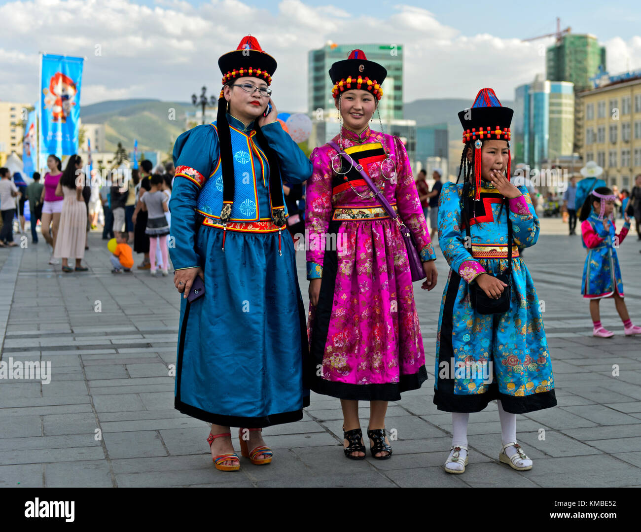 Tres niñas en el tradicional vestido de fiesta en el traje nacional de Mongolia, Ulaanbaatar, Mongolia festival Foto de stock