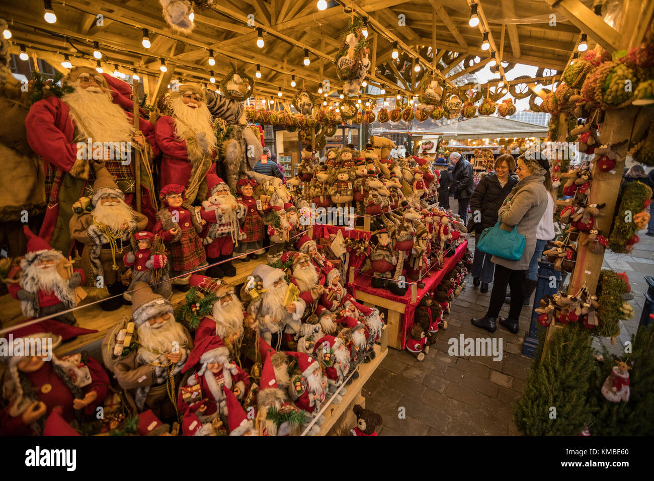 La gente de compras en puestos de mercado con productos navideños en Manchester los mercados de Navidad alrededor de la ciudad, Manchester, Inglaterra, Reino Unido. Foto de stock