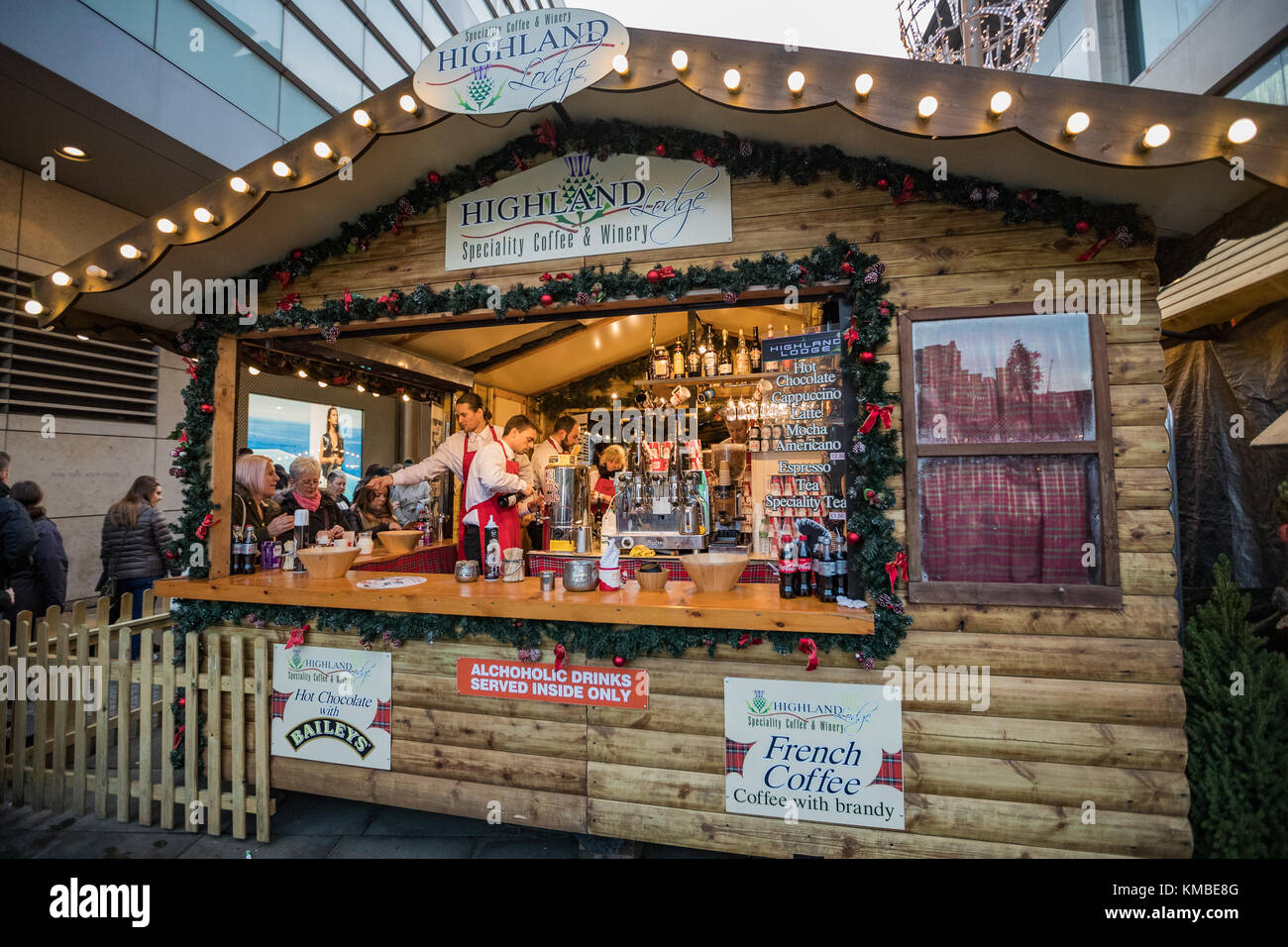 Los compradores y los juerguistas en Manchester los mercados de Navidad alrededor de la ciudad, Manchester, Inglaterra, Reino Unido. Foto de stock