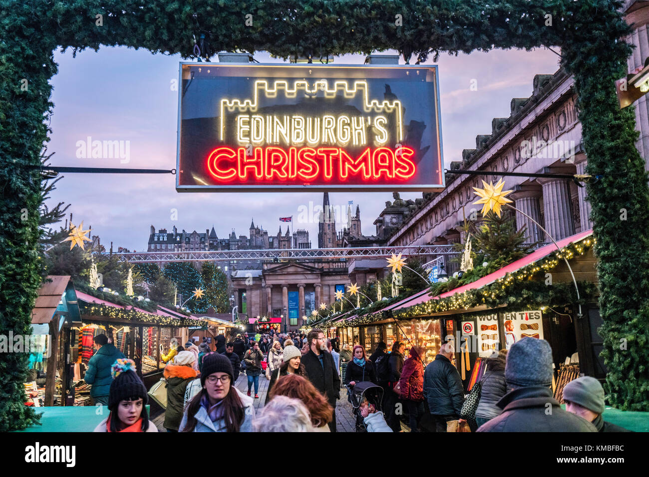 Vista de noche de feria en el mercado navideño anual de Edimburgo en Escocia, Reino Unido Foto de stock