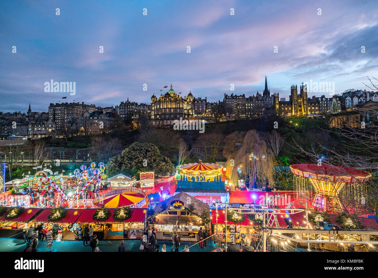 Vista de noche de feria en el mercado navideño anual de Edimburgo en Escocia, Reino Unido Foto de stock