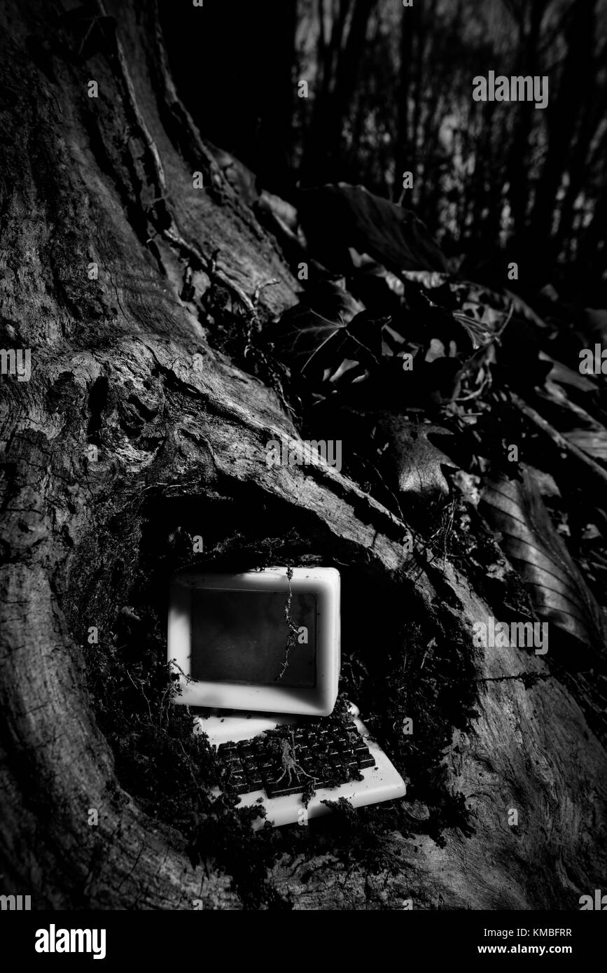 Obsolescencia digital - computadora vintage abandonada Foto de stock
