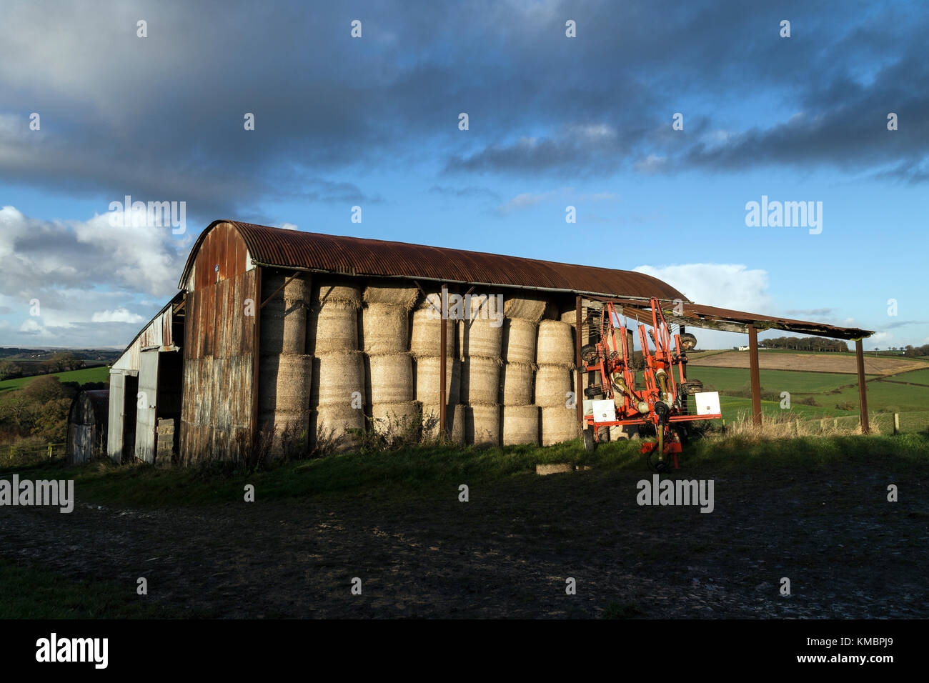 Devon granero con rusty corragated hojas, un granero es un edificio agrícola generalmente en las granjas, las estructuras de almacenamiento de los cereales y forrajes sin trillar, el Foto de stock