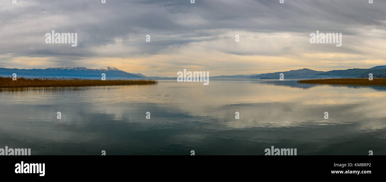 Panorama del paisaje con el lago de Ohrid en Macedonia Foto de stock
