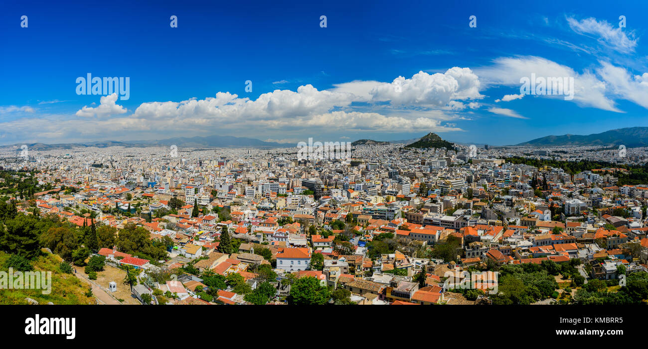 Panorama con el Monte Lycabettus y Atenas en Grecia Foto de stock