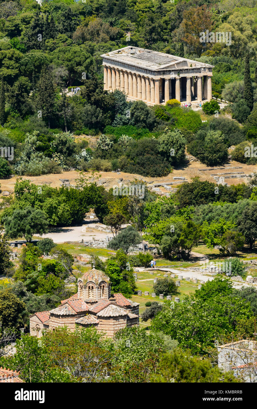 La iglesia bizantina de los Santos Apóstoles y el Templo de Hefesto en Atenas, Grecia Foto de stock