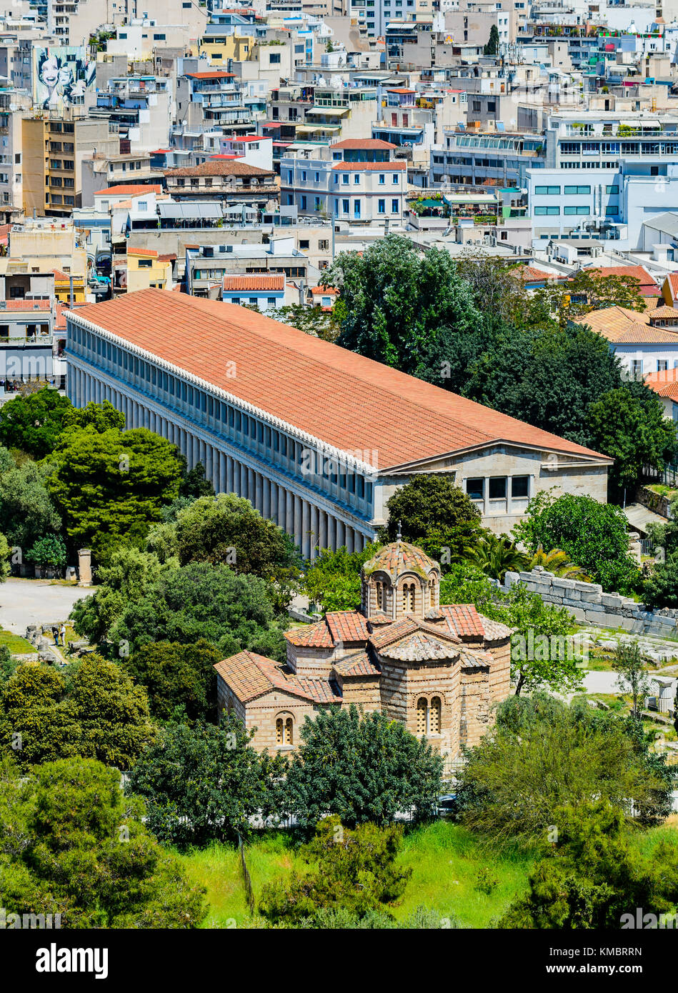 La iglesia bizantina de los Santos Apóstoles y la Stoa de Attalos en Atenas, Grecia Foto de stock