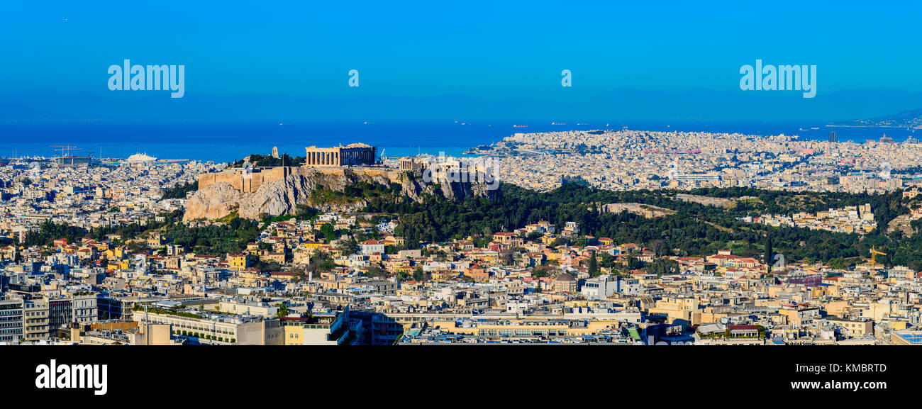 Panorama con la Acrópolis de Atenas, la capital de Grecia Foto de stock
