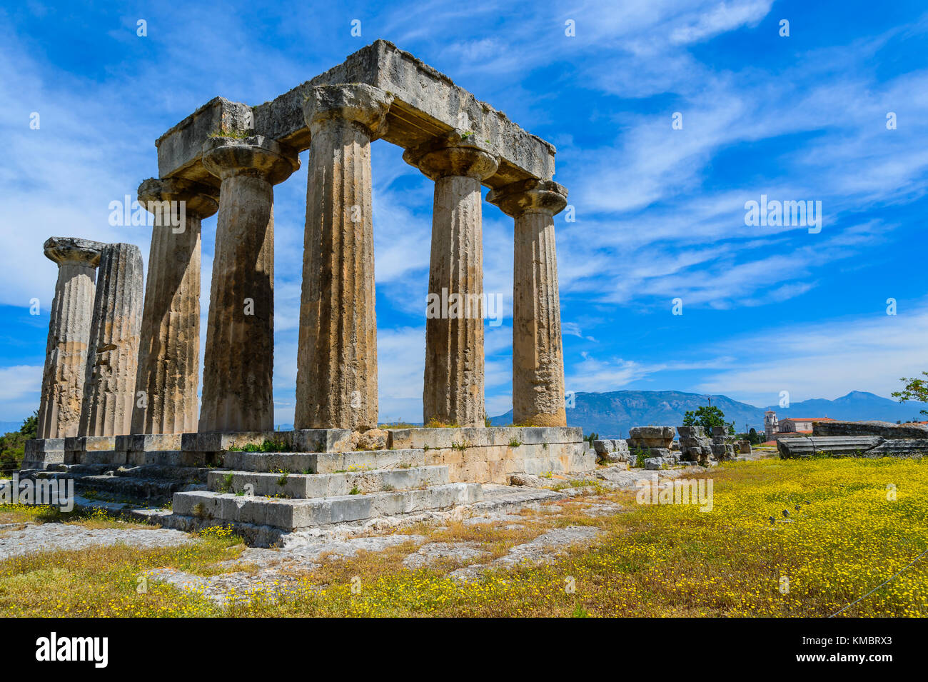 Las ruinas del Templo de Apolo en la antigua Corinto, Grecia Foto de stock