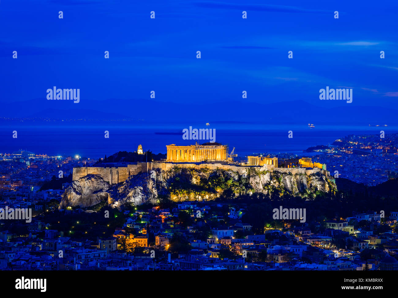La Acrópolis de Atenas, en Grecia, en la noche Foto de stock